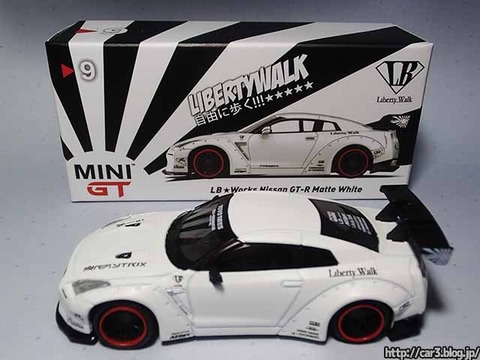 MINI GTのLB-WORKS Nissan GT-R(R35)はマットホワイトが美しいリバティーウォークの1/64ミニカー | 車×3（轟